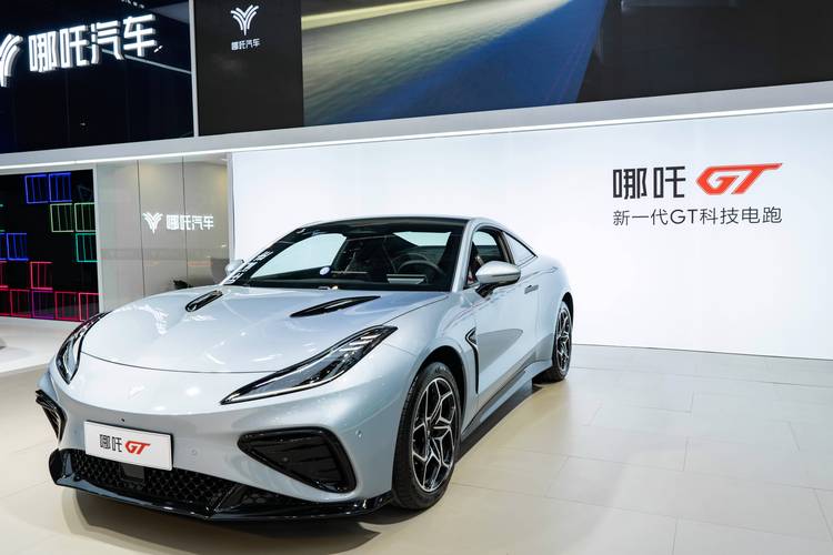 重庆171哪吒汽车在智能汽车领域的表现，领途汽车在新能源汽车市场中的影响力